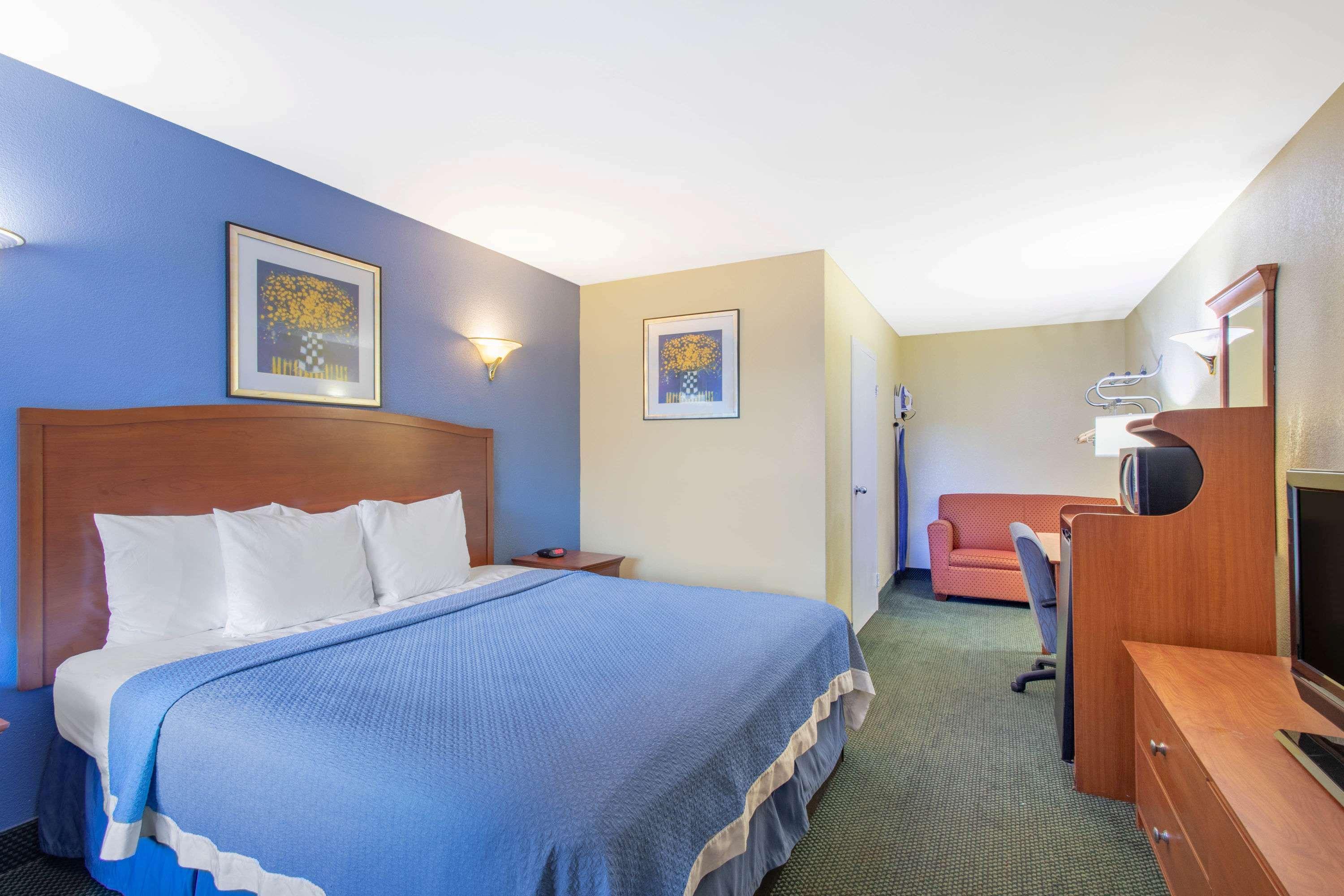 Days Inn By Wyndham Elmsford Bagian luar foto