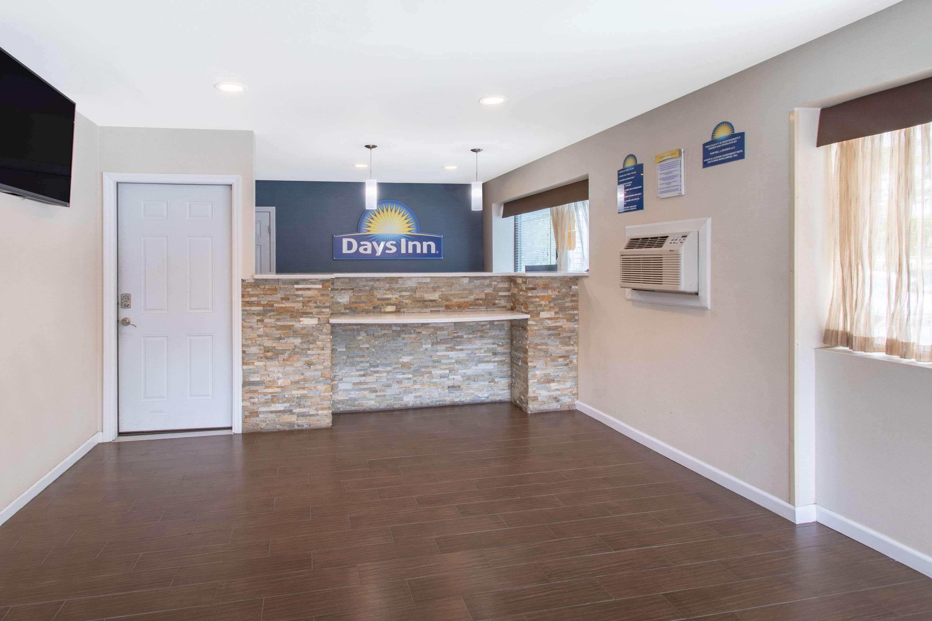 Days Inn By Wyndham Elmsford Bagian luar foto