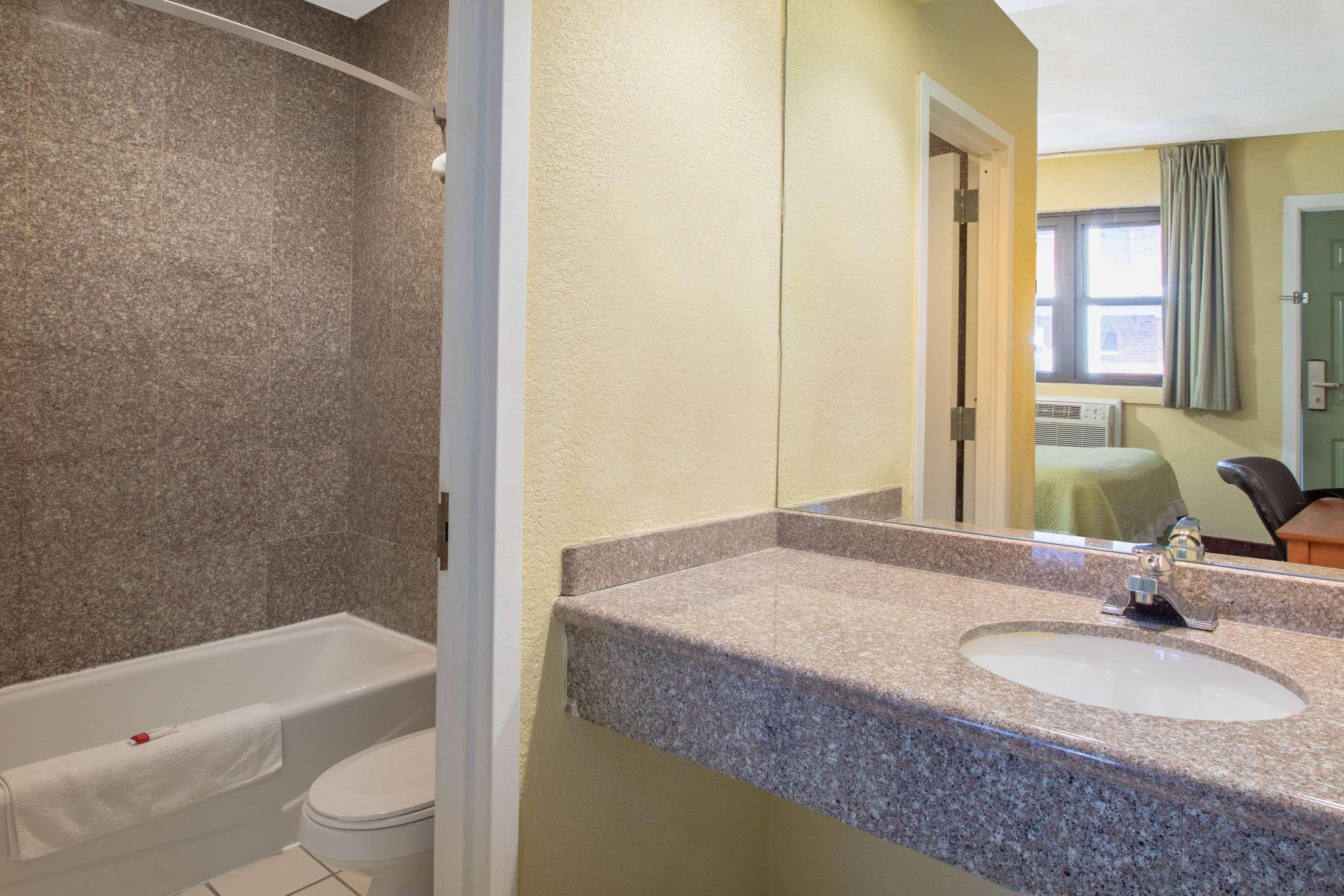 Days Inn By Wyndham Elmsford Bagian luar foto